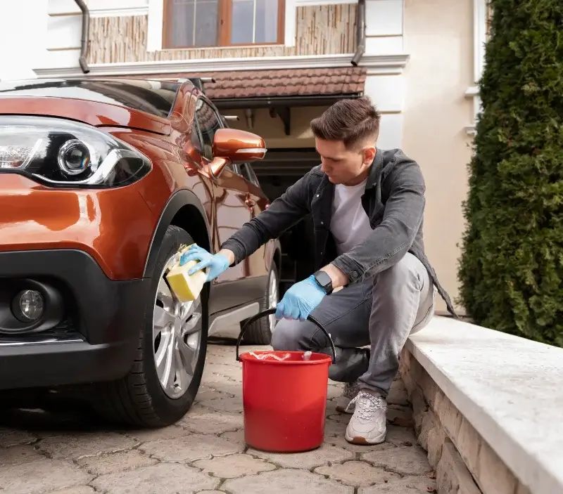 Lavage auto à domicile Sainte-Geneviève-des-Bois : professionnel intervenant sur un véhicule